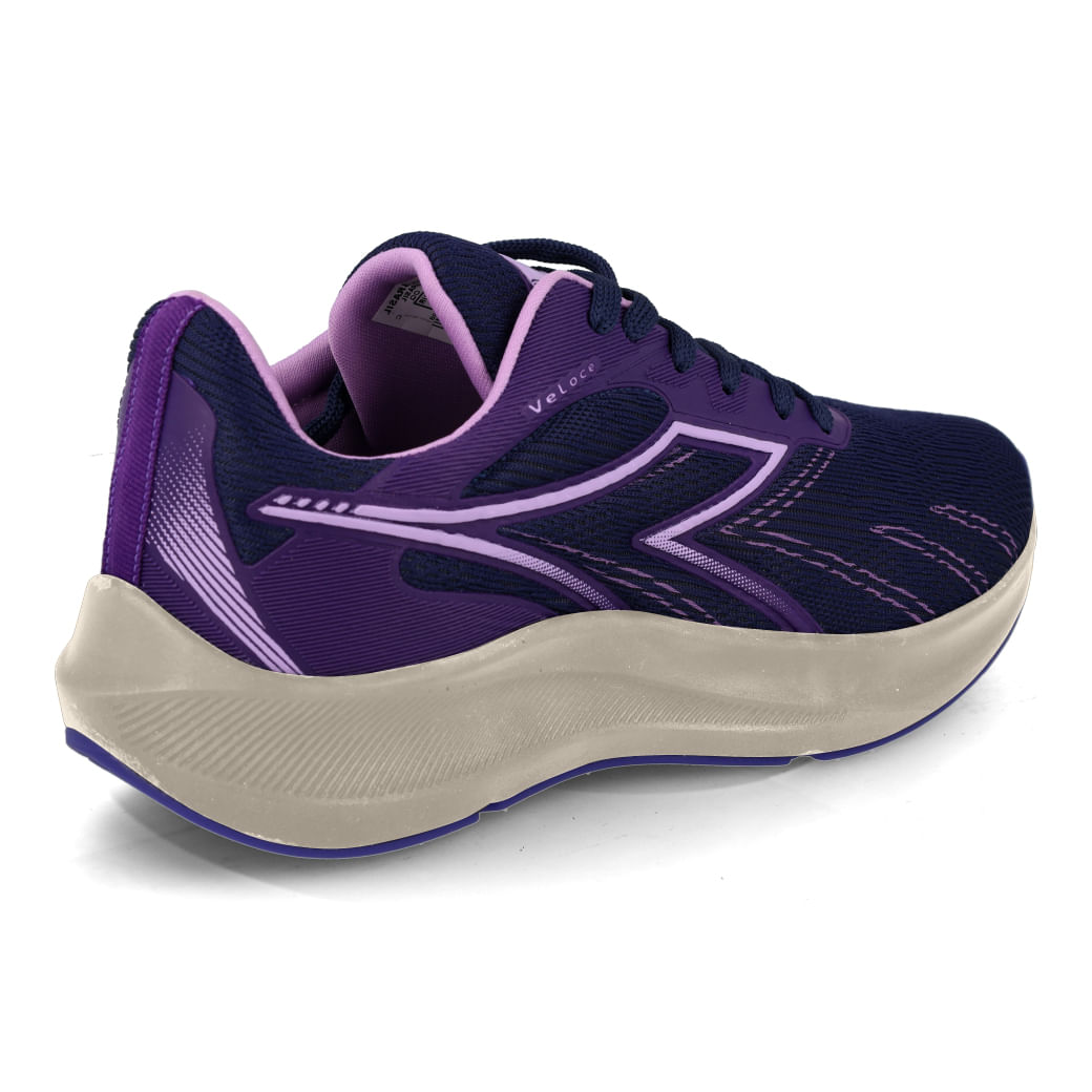 Tênis de corrida feminino Diadora Veloce roxo mostrando detalhes laterais e logo da marca